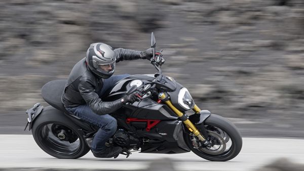 diavel-1260-s-my19-ambience-03-gallery-906x51096A21E7C-42C5-D74B-161C-5E4D5C5704D7.jpg